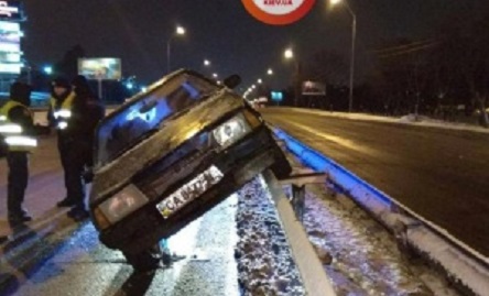 Свежие новости: Пьяный водитель заснул на отбойнике