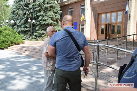 Свежие новости: Неизвестные с ножами напали на пикетчика возле Николаевской облгосадминистрации