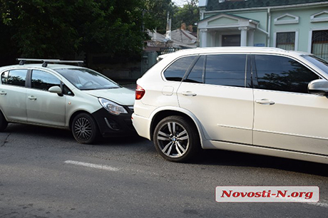 Свежие новости: В центре Николаева из-за ямы на дороге столкнулись Opel и BMW