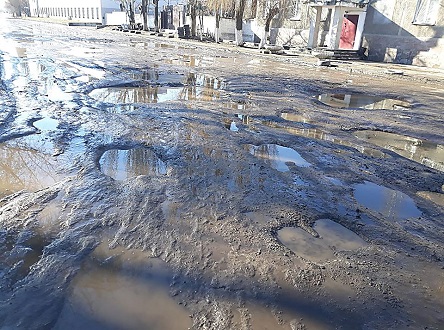 Свежие новости: ВИДЕО: В Николаеве на Новозаводской фура застряла в яме