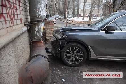 Фото новости: ФОТО: В центре Николаева элитный BMW Х7 врезался в пятиэтажку Свежие новости: ФОТО: В центре Николаева элитный BMW Х7 врезался в пятиэтажку