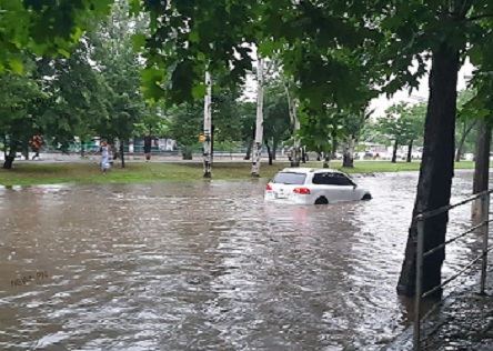 Свежие новости: В Николаеве идет сильный ливень – Дормашину подтопило, движение транспорта в центре осложнено