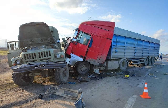 Свежие новости: Под Николаевом зерновоз врезался в колонну армейских автомобилей