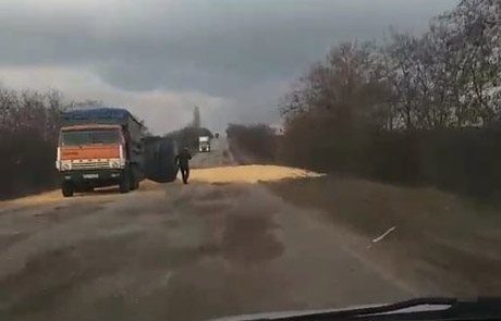 Свежие новости: На трассе в Николаевской области перевернулся прицеп с кукурузой