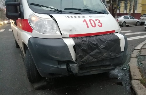 Свежие новости: В Николаеве «скорая» с больным COVID-19 в салоне протаранила «Фольксваген»