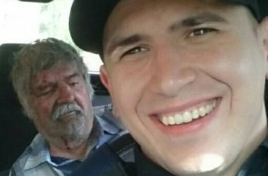 Свежие новости: Полицейский сделал селфи с окровавленным пенсионером в машине