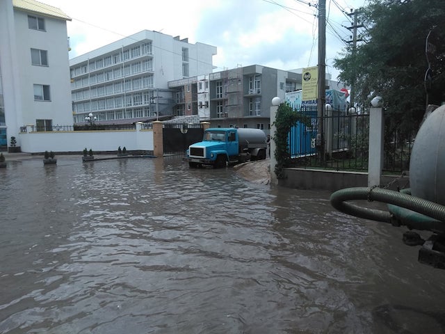 Свежие новости: В Коблево воду после осадков откачивали спецтехникой