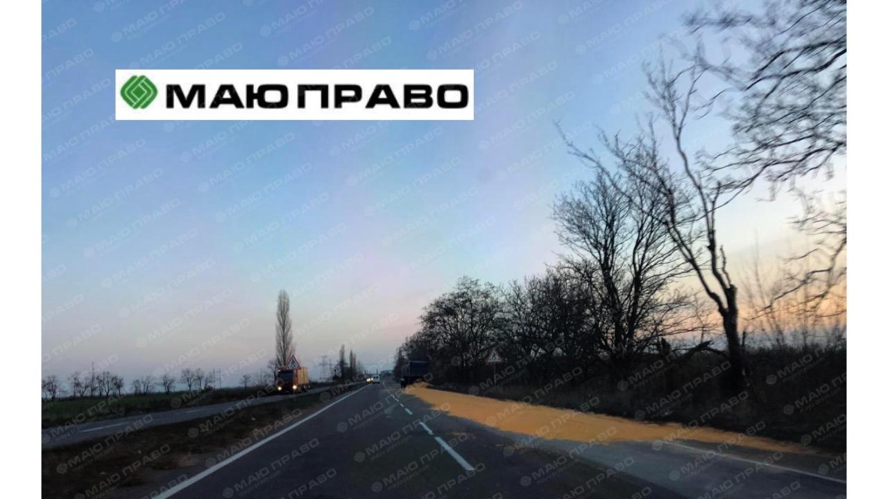 Свежие новости: В Новоодесском районе на трассе Р-06 зерновоз рассыпал зерно