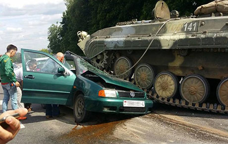 Свежие новости: В Беларуси БМП раздавил авто