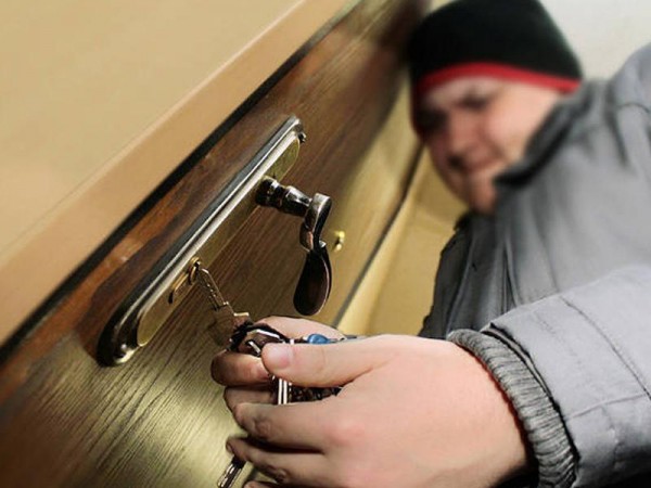 Свежие новости: В Еланце отец и сын задержали рецидивиста