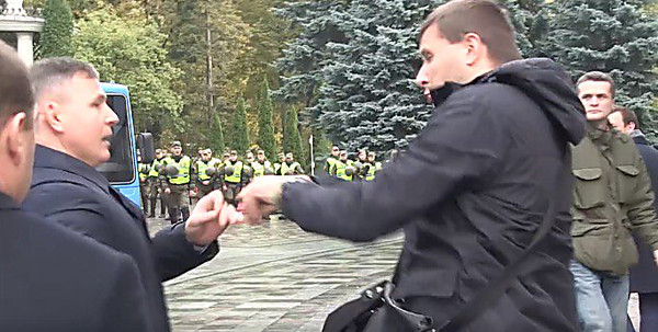 Свежие новости: ВИДЕО. Парасюк у стен Рады устроил драку с главой госохраны Гелетеем