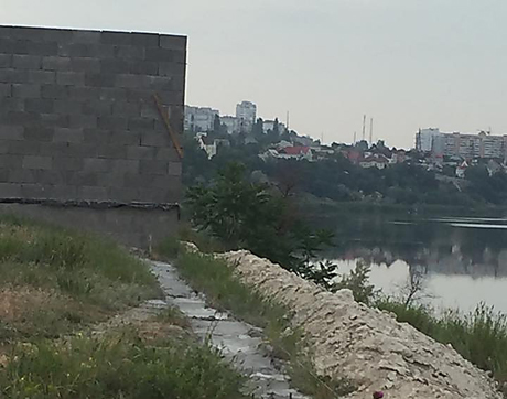 Свежие новости: Жители Соляных жалуются на строительство на берегу Ингула - застройщик утверждает, что занимается благоустройством