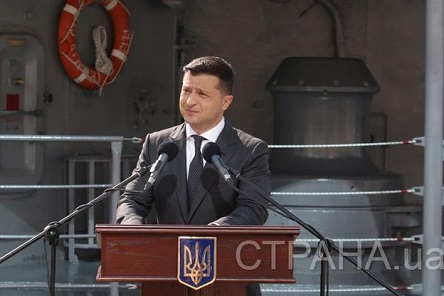 Свежие новости: В Одессе морской парад с участием Зеленского прошел возле затонувшего танкера на глазах отдыхающих.