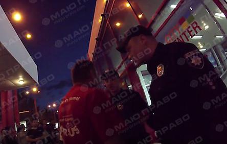 Свежие новости: ВИДЕО: Николаевские патрульные применили силу к мужчине, который к ним цеплялся во время эвакуации посетителей из «Сити-центра»