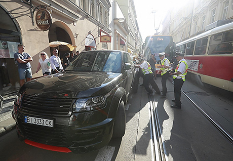 Свежие новости: В Праге водитель «Range Rover» на украинских номерах припарковался на трамвайной линии и спровоцировал пробку