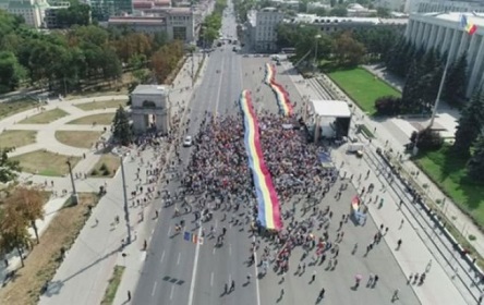 Фото новости: В Молдове проходит митинг за объединение с Румынией Свежие новости: В Молдове проходит митинг за объединение с Румынией