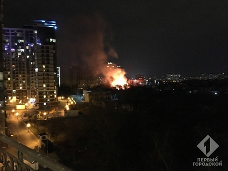 Свежие новости: В Одессе горит большое заброшенное здание