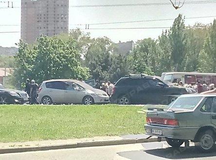 Фото новости: ВИДЕО: В Одессе похороны цыганского барона заблокировали движение в центре города Свежие новости: ВИДЕО: В Одессе похороны цыганского барона заблокировали движение в центре города