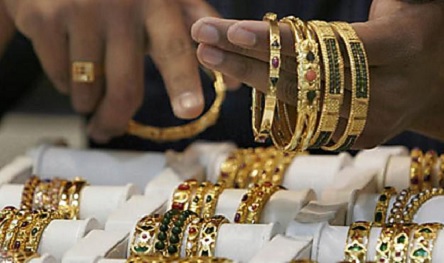 Фото новости: В Николаеве продавщица ювелирного и её подруга полгода подменяли украшения на бижутерию и нанесли ущерб в полмиллиона Свежие новости: В Николаеве продавщица ювелирного и её подруга полгода подменяли украшения на бижутерию и нанесли ущерб в полмиллиона