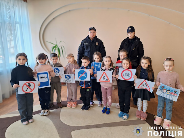 Свежие новости: Ювенальні поліцейські навчали первомайських дошкільнят правил поведінки на дорозі