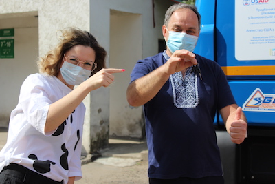 Свежие новости: Програмна спеціалістка програми DOBRE Наталія Ващіленко передала ключі від нового сміттєвоза для використання техніки в громаді