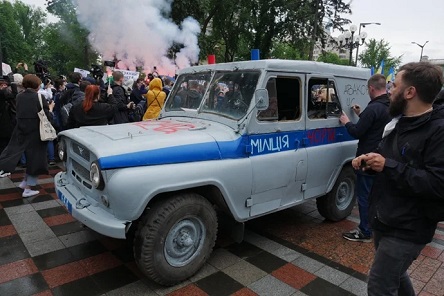 Свежие новости: Митинги за отставку Авакова: под Радой сожгли милицейский УАЗ