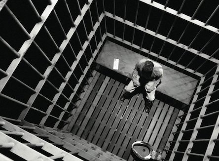 Фото новости: В Николаеве суд приговорил к 4 годам тюрьмы интернет-мошенника, обманувшего 14 человек Свежие новости: В Николаеве суд приговорил к 4 годам тюрьмы интернет-мошенника, обманувшего 14 человек