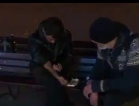 Свежие новости: ВИДЕО: В Николаеве наркоман вкалывает себе дозу прямо на главной улице города