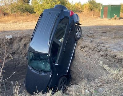 Свежие новости: Фото, В Харькове внедорожник рухнул в яму