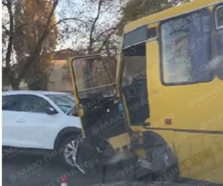Свежие новости: ВИДЕО: ДТП в Вознесенске: столкнулись «маршрутка» и белый Hyundai - есть пострадавшие
