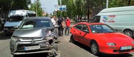 Фото новости: В Николаеве водитель «Мицубиси» въехал в «Мазду» Свежие новости: В Николаеве водитель «Мицубиси» въехал в «Мазду»