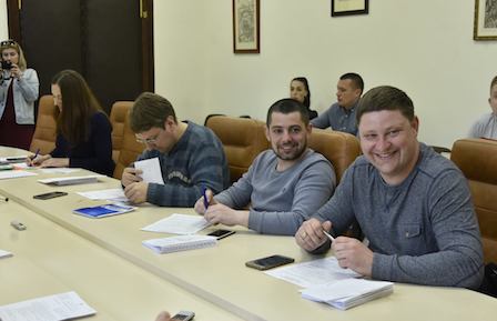 Свежие новости: Депутаты проверят необходимость покупки компьютеров для школьников, предполагая, что крыши и забор школам нужнее