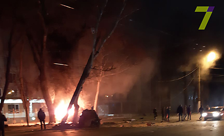 Свежие новости: В Одессе автомобиль врезался в столб и загорелся – двое погибших