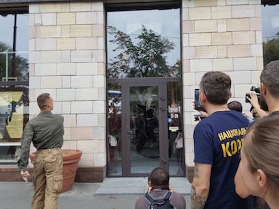 Свежие новости: Активисты разгромили магазин на Грушевского, владельцы которого стерли революционное граффити