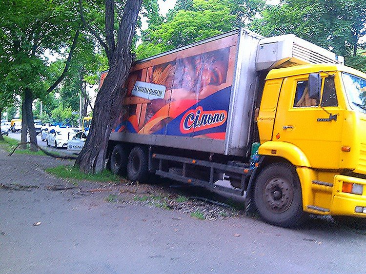 Свежие новости: Столкновение грузовика и маршрутного такси в Николаеве