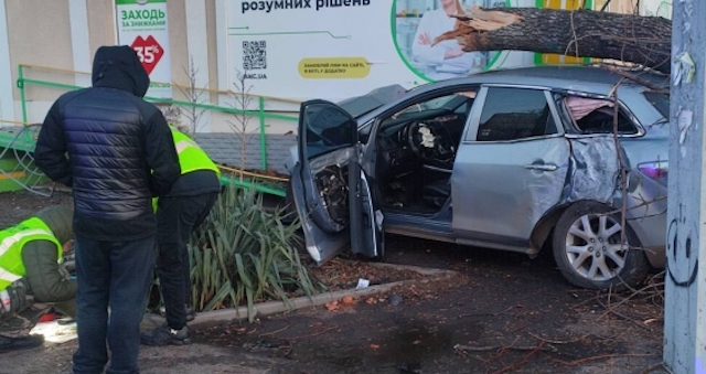 Свежие новости: У Миколаєві Mazda збила пішохода та врізалася в аптеку, водій втік