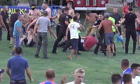 Свежие новости: В Херсонской области футбольные фанаты подрались с полицией