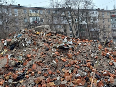 Свежие новости: В Николаеве возле детского сада образовалась огромная куча мусора