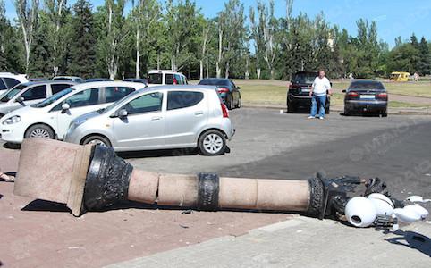 Фото новости: В Николаеве «Lexus» племянницы экс-губернатора Круглова снес фонарный столб возле горсовета Свежие новости: В Николаеве «Lexus» племянницы экс-губернатора Круглова снес фонарный столб возле горсовета