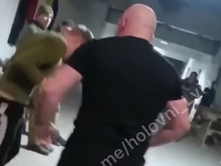 Свежие новости: У мережі з'явилося відео, на якому офіцер ударив солдата