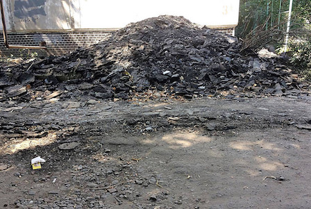 Свежие новости: В Николаеве рабочие, ремонтируя крышу, снова сбросили рубероид на палисадник