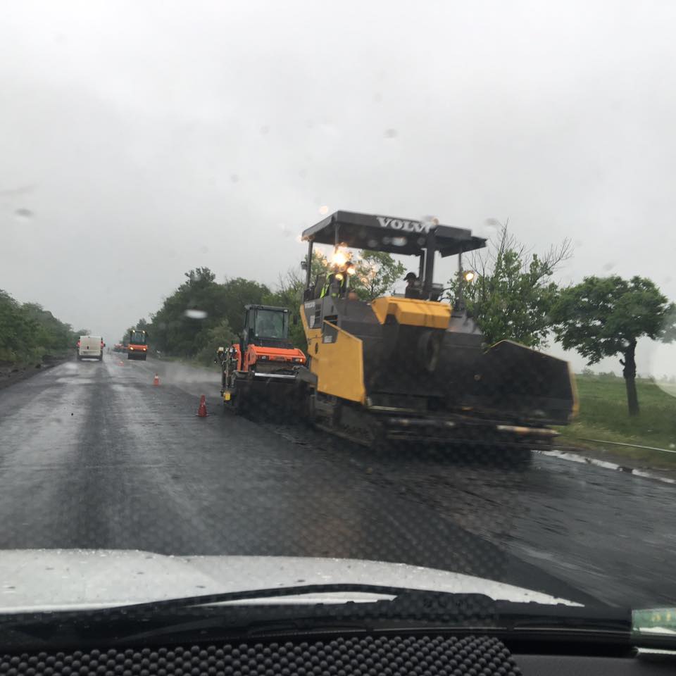 Фото новости: В Одесской области стелят дорогу под ливнем Свежие новости: В Одесской области стелят дорогу под ливнем