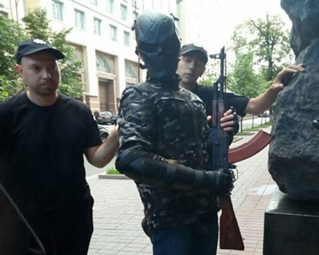 Свежие новости: Возле Кабмина задержали парня в маске с автоматом