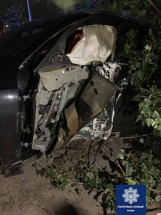 Свежие новости: Видео. Судья в Киеве на скорости влетела в столб и чуть не снесла людей