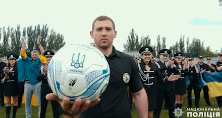 Свежие новости: В Николаеве полицейский ансамбль посвятил песню сборной Украины