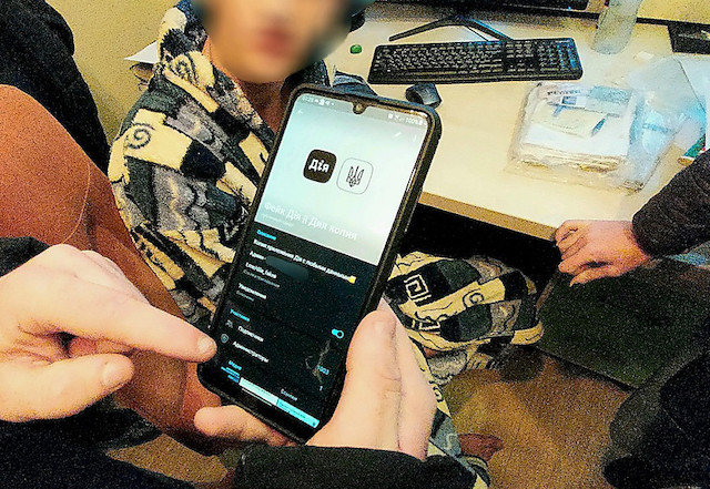 Фото новости: Подросток из Николаева создал фейковую «Дію», в которой можно было подделать Cоvid-сертификат Свежие новости: Подросток из Николаева создал фейковую «Дію», в которой можно было подделать Cоvid-сертификат