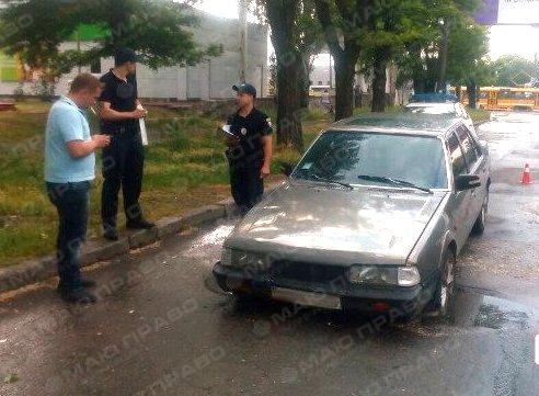 Свежие новости: ВИДЕО: В Николаеве автомобиль провалился в яму: водителя пытались сделать виноватым