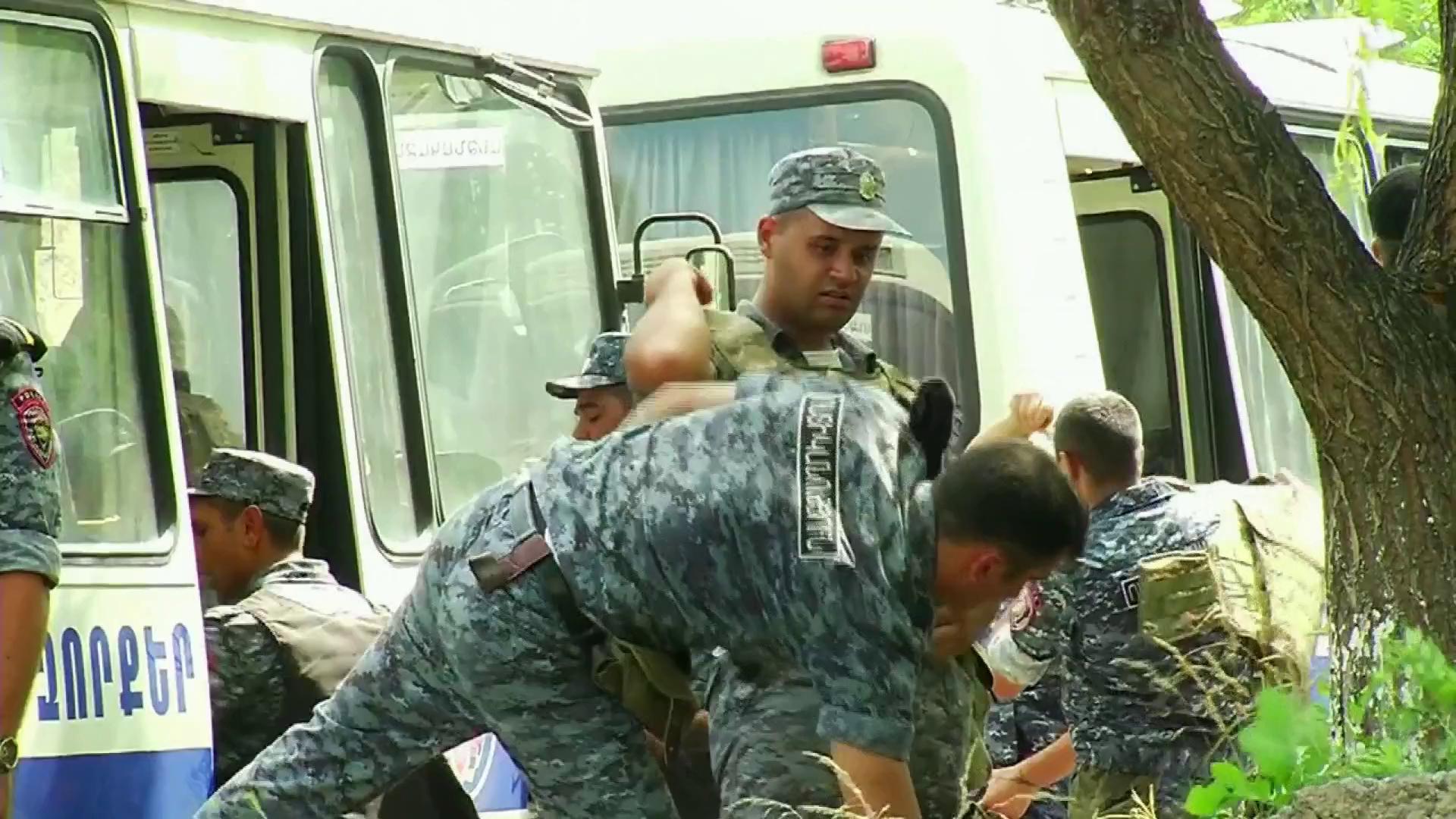 Свежие новости: В Ереване захватчики взяли в заложники бригаду скорой помощи