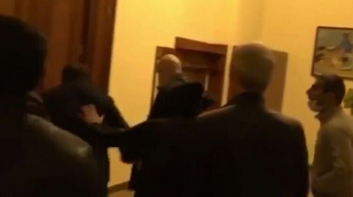 Свежие новости: Протестующие в Ереване разнесли офис Джорджа Сороса