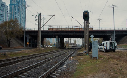 Свежие новости: ВИДЕО: В Киеве молодая женщина пыталась перебежать пути и ее сбила электричка